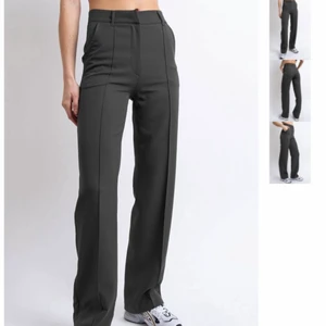 Kostymbyxor - Säljer dessa mörkgråa kostymbyxorna från Madlady 🤍 köpte de på plick men de är endast använda 2 gånger så de är som nya! frakten ingår ej i priset (66kr spårbar) hör av er vid frågor!☺️