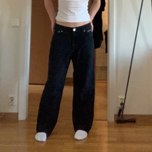 Sweet sktbs jeans  - Skit snygga svarta jeans från junk yard som inte kommer till användning. Använt fåtal gånger så bra skick! Är 170 lång, Skriv om du har frågor 