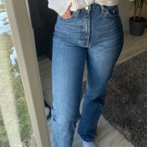 Weekday rowe straight jeans  - Säljer mina favvo jeans då dem inte kommer till lika mycke användning som jag önskar💓 för referens är jag 168cm och bär w25/L32 , de sitter som ett par 34⚡️                                    -Köparen står för frakt