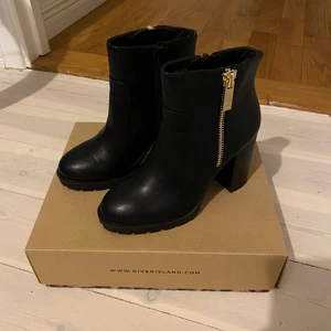 River Island stövletter  - Nya oanvända stövletter med märket River Island, beställda från Nelly. Jättefina o bekväma men dom var tyvärr lite för små för mig. 