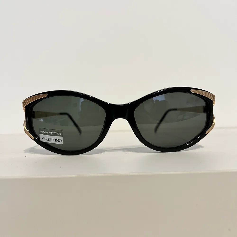 New old stock! Valentin vintage sunglasses made in Italy from 80s. New, never worn. Choose Aspect for your vintage sunglasses. Size: 40-20-135. Accessoarer.