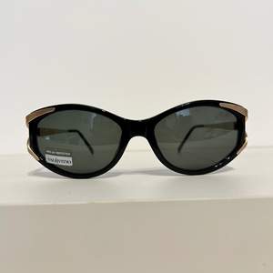 New old stock! Valentin vintage sunglasses made in Italy from 80s. New, never worn. Choose Aspect for your vintage sunglasses. Size: 40-20-135