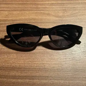 Super coola solglasögon från Weekday! Passar perfekt till soliga sommardagar. Solglasögonen finns inte till salu i butik längre! Är i väldigt bra skick. Solglasögonen är kattögonliknande och svarta. Dustbag finns med. Se bilder! (Frakt medkommer utifrån priset)