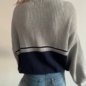 P&B - Superbekväm och mjuk tröja. Jag köpte den för 350. Jag är S och det här är lite stort<3