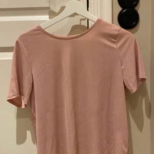 Rosa blus  - Rosa blus från Ullared. Kan skickas om köpare står för frakt