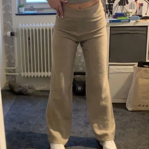 H&M ”ylle”byxor strl.xs - Beiga högmidjade typ ylle byxor från HM, säljer för att de är för stora för mig. Storlek xs men de är väldigt stora i storleken. Köparen står för frakt💗