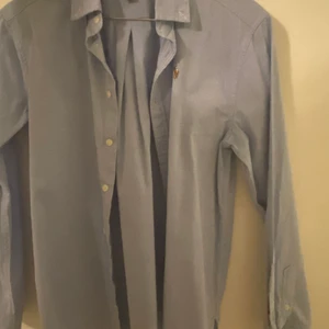Polo skjorta - Säljer denna fina skjortan från Ralph lauren! I väldigt bra skick o perfekt nu till sommaren!