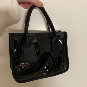 Liten fin väska  - En liten svart glasig väska. Knappt använd. Finns ett innerfack som går att ta ut ifall man bara vill ha väskan. För mer bilder och info skriv privat 🌸