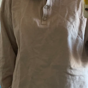Oversized zara tröja - Mysig beige tröja från zara💞 oversized och storlek s. Finns lite vit målarfärg på den så lägre pris. Har inte försökt ta bort färgen särskilt mycket men det syns knappt🥰