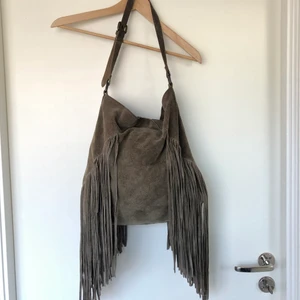 Väska läder  - Läder väska med fransar. Köpt på Zara 