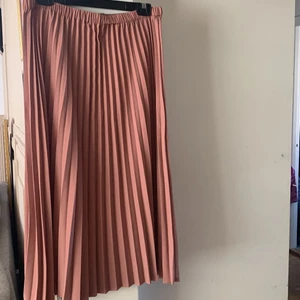 Perfekt kjol till våren - Underbar kjol i gammalrosa som man kan styla på flera sätt nu till våren. Sneakers, sandaler, klackar, allt passar! Perfekt skick, inget att anmärka på, nästintill ny.