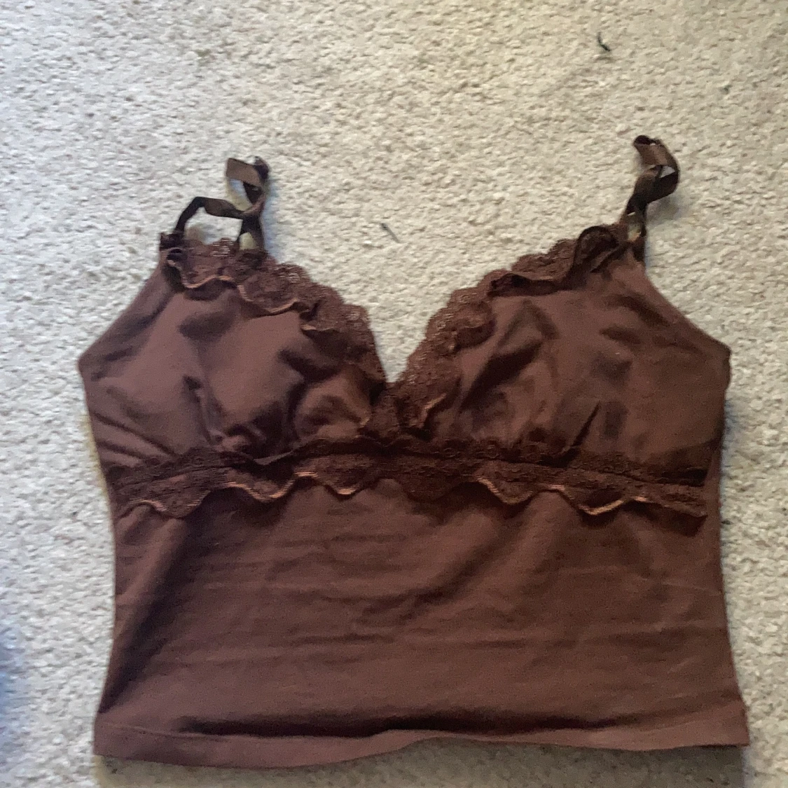 Brunt linne med spets