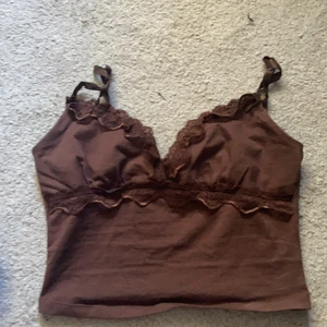 Brunt linne med spets - Nästan helt oanvänt brunt linne som va för stort för mig. 