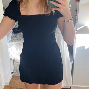 Svart Klänning - Så himla söt klänning från topshop! Perfekt till sommaren! Säljer den då den knappt kommit till användning. Stl 36. 💕 Priset inkluderar ej frakt.
