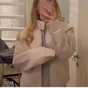 Jacka Cos - Helt ny jacka ifrån COS. Perfekt nu till våren. Kan inte lämna tillbaka därav säljer jag den <3 första bilden är lånad.