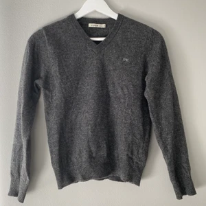 Stickad tröja  - En fin stickad tröja i oanvänt skick, inga defekter och superskön. Resår i midjan så den faller snyggt på kroppen. Storlek xs men passar mig som i vanligast är en s/m. 💘💕