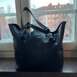 Handväska - Säljer denna fantastiska skinnväska pga flytt. Perfekt till skolan eller jobb, oerhört rymlig! Medkommer även en mindre väska som man kan ha i väskan för att kunna sortera sitt innehåll🌸