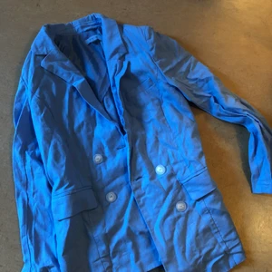 Skjorta  - Jag säljer den här skjortan för 100kr priset kan diskuteras! Skjortan är i storlek M! Finns i norrköping men kan även skickas då står köparen för frakten! Tar emot swish men även kontanter! 