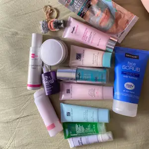 1 cliniderm age prevent barely used 50 ml, cica med collagen boost mask barely used (was like 500 kr) , L’Oréal triple active (used 1 time) , w7 princess potion complexion booster & primer, trines wardrobe eye roll on, Peter Thomas Roth cucumber gel mask used but a there is like a half left, Douglas sensitive focus soothing mask, Douglas clear focus correcting serum, sense face scrub, Estée Lauder foaming cleanser, Estée Lauder makeup remover, Estée Lauder body lotion, 7th heaven deep pore peel 