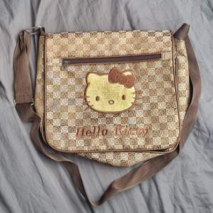Inte officiell Hello Kitty merch! Väskan är ca 30x25 cm stor och bandet kan justeras. Det finns typ 4 fack. Bara att skriva om ni vill ha mer bilder! 