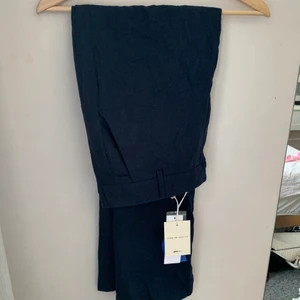 linnebyxor - säljer dessa oanvända linnebyxorna i en fin marinblå färg då de tyvärr är lite korta på mig som är ca 1,70! ❤️ SÄLJER LIKADANA I BEIGE 