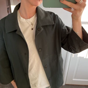 Mörkgrön vårjacka  - Jättefin mörkgrön vårjacka i ett trenchcoat material. Ärmarna är lite kortare vilket gör att den är superbra till våren och väldigt fin. Köpte denna för ett halvår sen och bara använd 1 gång då jag inte fått tillräckligt med användning till den. Den är från elvine och köpte den för ca 700kr❤️ skriv för fler bilder
