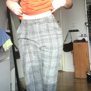 Snygga retro byxor - Säljer dessa snygga retro byxorna i storlek 36, eftersom de är för korta för mig. På bild 3 kan du se hur korta de är på mig, jag är ca 174 cm lång med långa ben för min längd. Personligen tycker jag de sitter riktigt snyggt så det är synd att jag inte kan behålla dem :( Hör av dig om du har frågor eller vill förhandla om priset❤️🥰