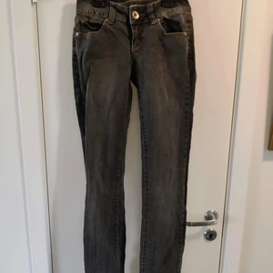 Grå love waist jeans - Los waist med raka ben.
