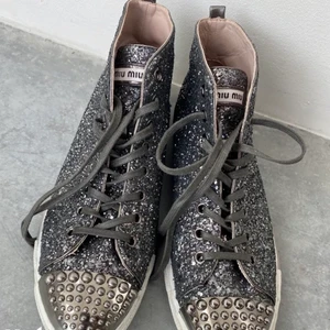 Miu miu sneakers  -  Miu miu sneakers. Använda 5 gånger - ser nya ut. Nypris ca 6200kr. Dustbagen finns även kvar. 