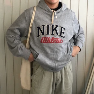 Nike Hoodie Vintage  - Superfin Nike huvtröja från tidigt 2000-tal! den har en vintage känsla och väldigt snygg 🌟 passar storlekarna XS-L beroende på önskad passform, väldigt snygg oversized! 👍