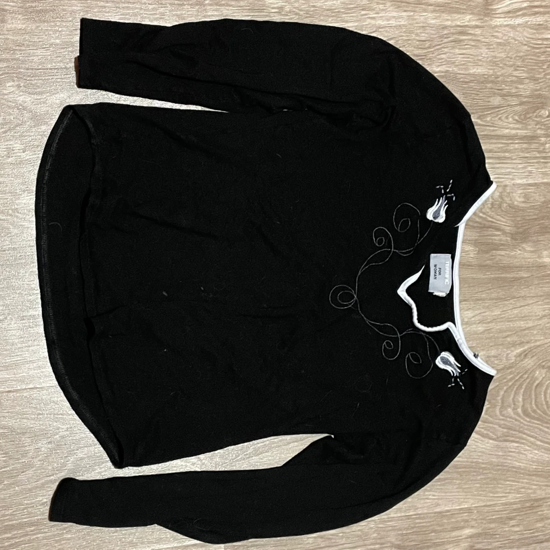 svart topp med blommor  - 91