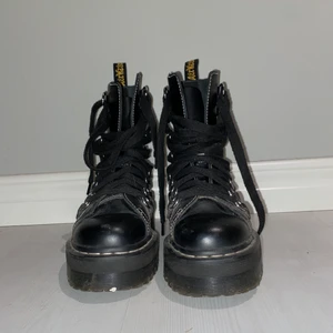Jadon XL Dr Martens - Platform docs som jag säljer pga de aldrig kommer till användning längre. Köpte dem 2020 (nypris ca 2.8k) men har sen dess bytt stil, så de har blivit använda men ser fortfarande nya ut! Kan mötas i Lund eller skicka (köpare står för frakt). Vill också varna om att Jadon modellen är lite svårare att gå in men så så värt det!!