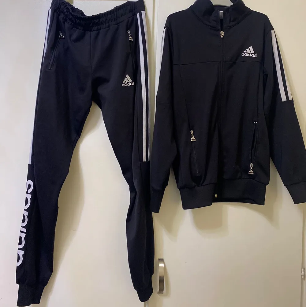 Ett fint mjukissett från Adidas för både pojkar och tjejer, den passar storlek 146-152 men också en petite XS! ‼️Priset kan diskuteras‼️ SPÅRBAR frakt! . Hoodies.