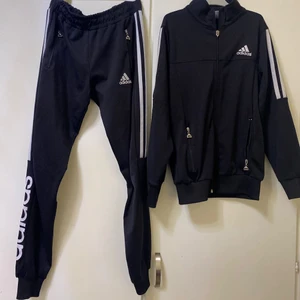 Adidas mjukis sett - Ett fint mjukissett från Adidas för både pojkar och tjejer, den passar storlek 146-152 men också en petite XS! ‼️Priset kan diskuteras‼️ SPÅRBAR frakt! 