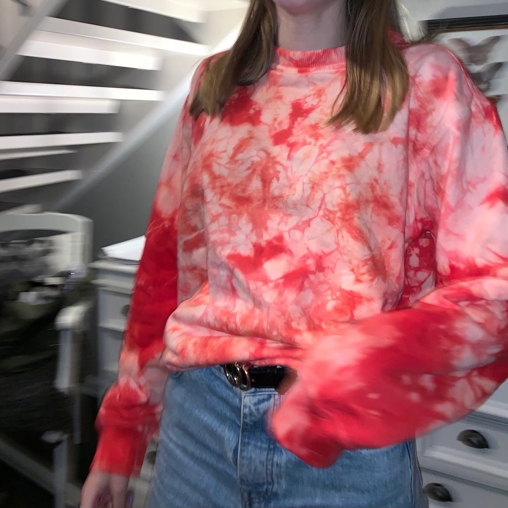 Hej alla! Jag är med i ett uf företag där vi gör Tie Dye Sweatshirts, kika gärna in vår instagram där ni kan beställa via DM💙 Tröjorna kostar 299kr/st och är gjorda på 100% bomull! Finns i färgerna: Rött, Blått, Lila, Mörkgrön och Ljusgul💛 💙 @urbantiedyeuf på instagram!! 💙. Huvtröjor & Träningströjor.