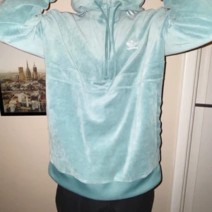 Adidas anorak hoodie - En ljus, mysig adidas anorak. Ljus blå med lätt lurvig utsida. Strl Medium. Varsamt använd i bra skick. 