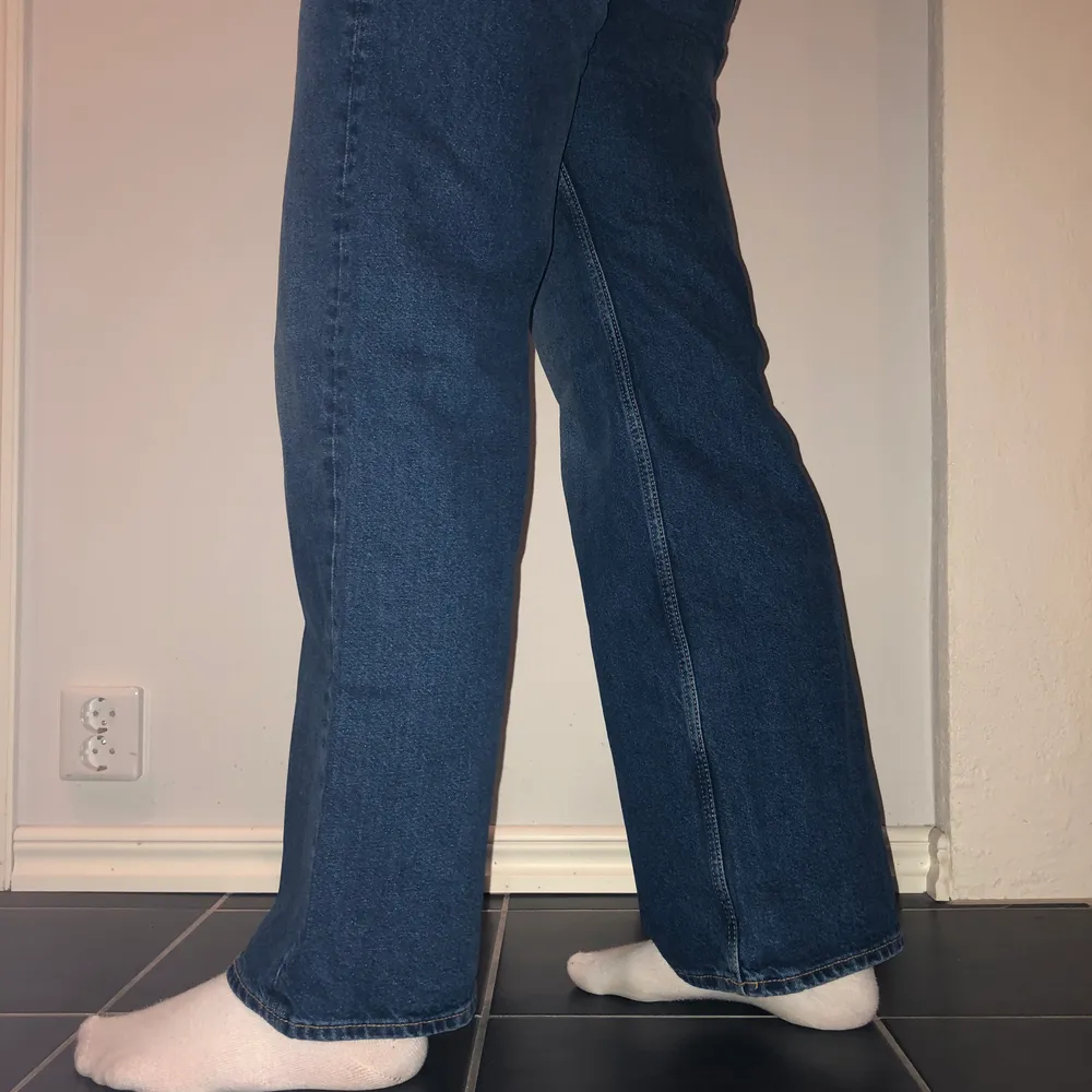 Helt oanvända jeans från Monki i W.28! Jag är 169 cm lång.. Jeans & Byxor.