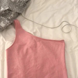 Linne  - As snyggt halvskuret linne från Gina tricot som inte har kommit till användning. Använt den cirka 2 gånger och är i storlek S. Säljer för 100 men pris kan diskuteras