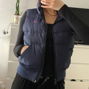 Ralph Lauren väst - Ralph Lauren väst för barn i storlek L. Väldigt bra skick.  200 kr