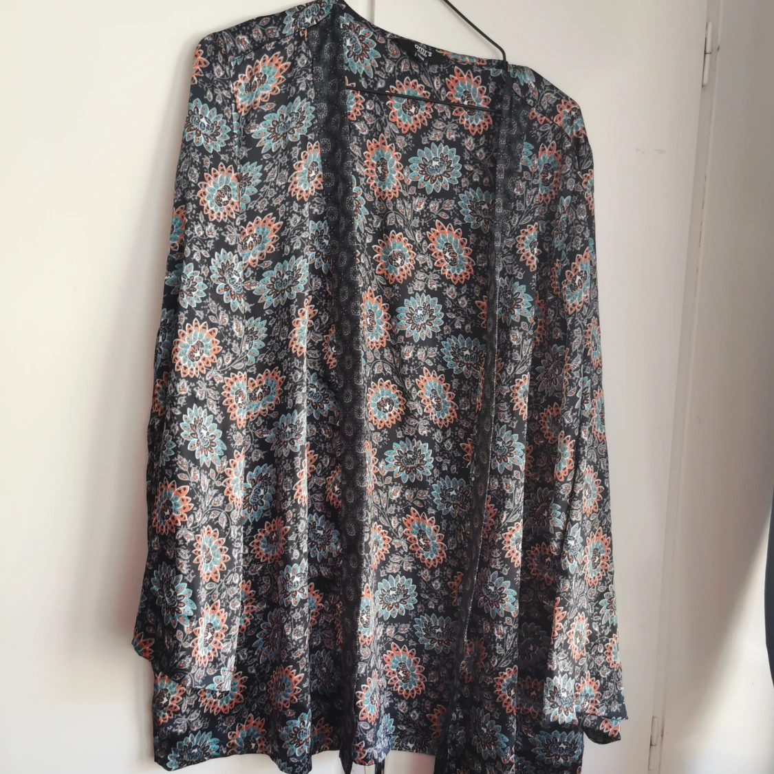 Multifärgad kimono från amys. Storlek 44/46. 50kr. 