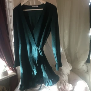 Söt mörkgrön klänning  - Säjer min ”jul klänning” som jag enbart haft på julafton 2 år i rad. På grund utan att den blivit för liten för mig. Buda nera i kommentarerna💖Köpare står för fraken (skriv privat för mer bilder)