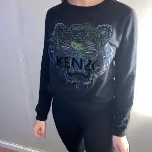 Kenzo - Kenzo tröja! Väldigt lite använd, äkta såklart har även kvitto! Inköpt på nk i Stockholm!