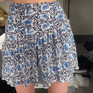 Kjol - Superfin kjol från hm med dragkedja på sidan, köpt i somras. Köparen står för frakt 