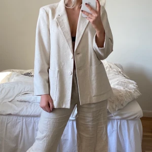 Kavaj!  - Skitsnygg kavaj köpt på myrorna,secondhand! Oklart vilket material men ser ut som en blandning av linne och bomull. 