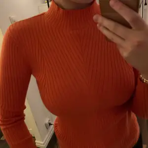 En oandvänd långärmad stickad tröja i storlek s/m från h&m i orange färg