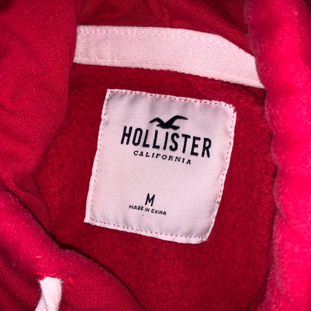 Köpt på Hollister i Stockholm från herravdelningen. Storlek M men passar även som oversize till mig som har XS vanligtvis. Sparsamt använd 🤎. Tröjor & Koftor.