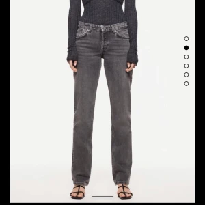 Lågmidjade zara jeans - Säljer dessa slutsålda jeans i 34 från Zara då som va alldeles för långa (jag är 159). Byxorna har fortfarande kvar prislappen💕💕💕 Budet börjar på 200kr, eller köp direkt för 500💕 högsta bud: 310+frakt