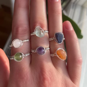 Ringar - Ringar jag gör själv med äkta kristaller, rosenkvarts, grön aventurin, ametist, fluorit, lapis lazuli och röd aventurin. En för 65, två för 100, tre för 130, fyra för 150. 