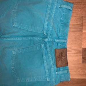 Turkosa vintage jeans från Calvin kelin. Storlek 10 i amerik storlek men skulle säga att det snarare t en 8/6 (38- stor 36a) köpa för 500kr. Buda från 250