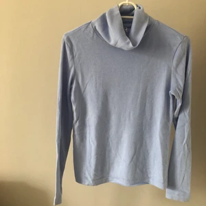 UNIQLO tröja - Pastellblå Uniqlo tröja med turtleneck. Jätte skön och jätte snygg! Sitter fint på och inte alls för tight eller för löst. Inte använt ofta så nästan oanvänd.